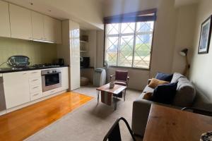 1-bedroom Unit in Classic Melbourne CBD Building!