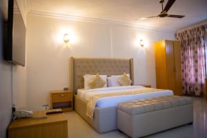 ROSES REGENCY HOTEL AND SUITES