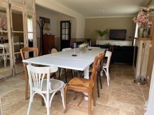 Grande Maison en Bord de lEau avec Jardin - 6 Chambres, Proche Commerces - FR-1-410-442