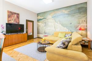 Apartments with a parking space Kastel Luksic, Kastela - 22469