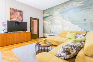 Apartments with a parking space Kastel Luksic, Kastela - 22469