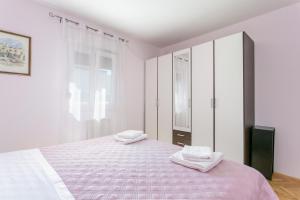 Apartments with a parking space Kastel Luksic, Kastela - 22469