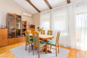 Apartments with a parking space Kastel Luksic, Kastela - 22469