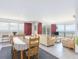 Apartment with frontal sea-views