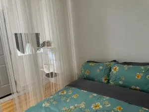 Hummingbird's Retreat-One bedroom-private bath-private entry door - Garnet