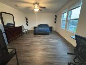 Huge Master Suite Attached Bath, Fridge, TV 20 Mins To Tesla - مانور