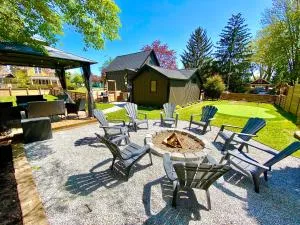 Stylish Downtown Kingsville Getaway with Putting Green, Firepit & Games - Cottam