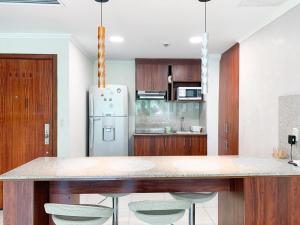 Lujoso Depa con piscina - jacuzzi y vista al rio desde la habitación