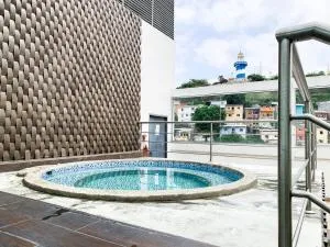 Lujoso Depa con piscina - jacuzzi y vista al rio desde la habitación - Durán