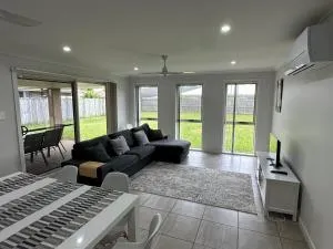 Beautiful 4 bdr house - Sandstone point, Bribie - Beachmere