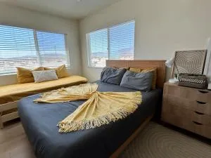 Serene Modern Home Backdoor with great WiFi, games, movies, patio seating and bbq Easy Access to North Joshua Tree National Park in 10 minutes - 二十九棕榈村