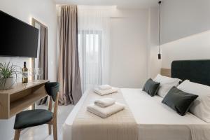 Miss Marrone City Hotel