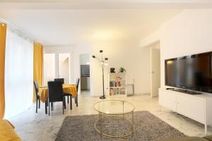 Le jaune Place Saint Georges 100m Parking Terrasse