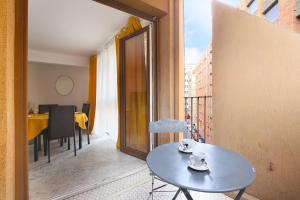 Le jaune Place Saint Georges 100m Parking Terrasse