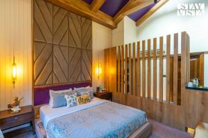 StayVista at Swiss Chalet - Tangmarg with Gazebo & Lawn