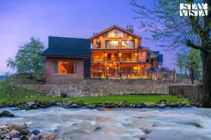 StayVista at Swiss Chalet - Tangmarg with Gazebo & Lawn - Pūnch