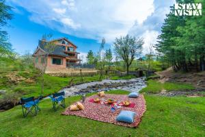 StayVista at Swiss Chalet - Tangmarg with Gazebo & Lawn