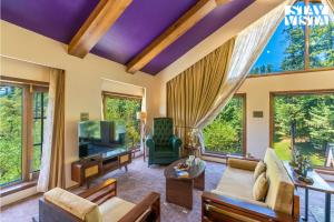 StayVista at Swiss Chalet - Tangmarg with Gazebo & Lawn