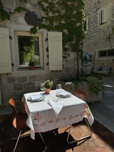 Olea Apartments in a Historic 17th Century Palace Perast