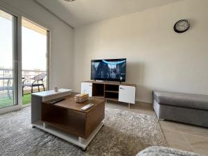 Luxury Inn: 2BR Prime location in Madinaty B12