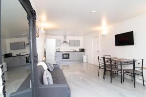 2 bed 2 bath city centre sleep 7