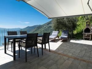 Mantegna - garden with Lake view and swimming pool