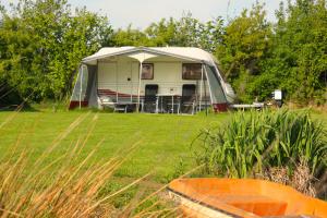 Caravan met wijds uitzicht