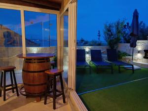 Luxury Sunrise Jacuzzi Apts, 50 m from the beach