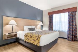 Deluxe King Room - Mobility Access/Non-Smoking room in Baymont by Wyndham Kennesaw