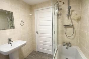 4 Bed complete Home in Edinburgh Near Airport