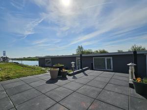 Luxe woonboot in de natuur aan doorgaand vaarwater