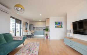 2 Bedroom Cozy Apartment In Makarska 