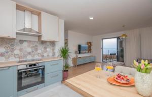 2 Bedroom Cozy Apartment In Makarska 