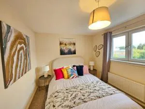 2 Bed Apt, 4 beds with Parking - EDI