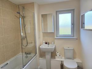 2 Bed Apt, 4 beds with Parking