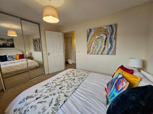 2 Bed Apt, 4 beds with Parking