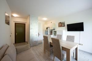 Two-Bedroom Apartment with Balcony and Lateral Lake View