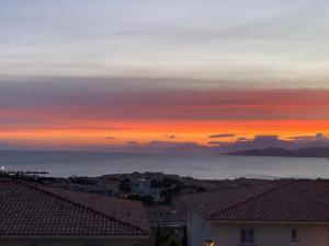 T2 clim 54m2, 17m2 de terrasse très belle vue mer