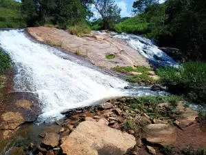 Recanto do sonho, com cachoeira no quintal - بارايسوبوليس