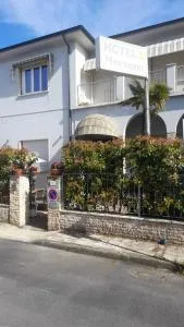 Villa Liberty Versilia - 马里纳-迪-皮特拉桑塔