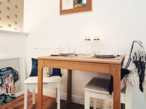 Double Studio, Private Bath & Balcony, Shared Kitchen with Local Family by Pillows & Purrs