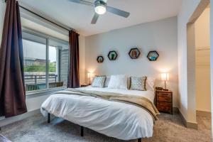 Trendy Condo on Riverwalk Free Parking Pet Friendly Centrally Located on the Riverwalk