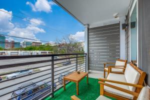 Trendy Condo on Riverwalk Free Parking Pet Friendly Centrally Located on the Riverwalk