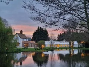 Minstrel Court Wedding Venue - Longstowe