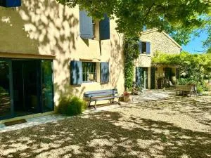 Charmant mas provençal au coeur des vignes - Le Brulat