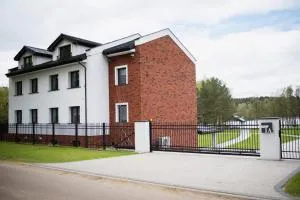 Trzy - 栋布鲁夫诺