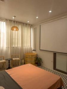 Unique Flat in Old Quarter, Big Window, Sunset View