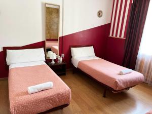 Twin Room with Shared Bathroom room in Hostal La Casa de La Plaza