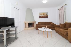 Victoria House Pefkohori 3 bedrooms 12 guests