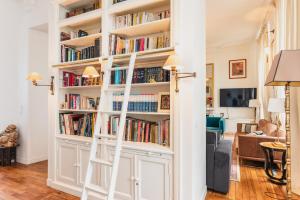 Luxury typical Parisian flat - 6 guests - 5 min from Louvre